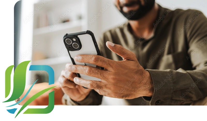 Homem utilizando um smartphone, concentrado na tela, em um ambiente urbano. Homem utilizando um smartphone, concentrado na tela, em um ambiente urbano.
